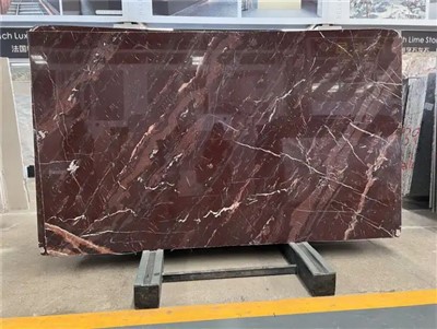 Dalle de marbre Rosso Collemandina en marbre rouge foncé pour comptoir de cuisine